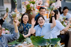 Le groupe famtrip japonais participe à une expérience de préparation du thé au lotus. Photo : Comité d’organisation.