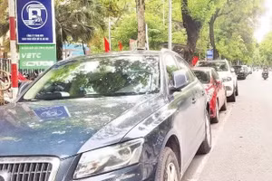À partir du 1er juillet 2026, Hanoï met en œuvre le paiement électronique sans arrêt dans l'ensemble des parkings et des aires de stationnement pour automobiles autorisés de la capitale. Photo : nhandan.vn