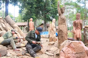 ​Les statues en bois des Mo Nam reproduisent principalement les activités de la vie quotidienne. Photo : VOV.