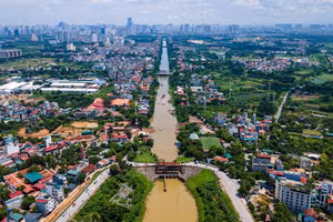 La rivière Nhue s'étend sur 76 km, dont 61,5 km traversent 19 communes et quartiers de Hanoï. Photo : vnexpress.net