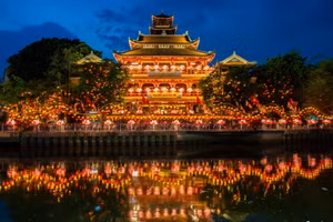 La pagode Phap Hoa dans le quartier de Nhieu Loc, à Ho Chi Minh-Ville brille de mille feux avec des milliers de lanternes, de drapeaux et de motifs de lotus décorant l’ensemble de l’enceinte ainsi que les rives du canal de Nhieu Loc. Photo : vietnamnet.vn