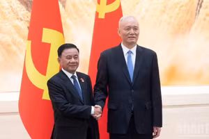 Le permanent du Secrétariat du Comité central Tran Cam Tu avec Cai Qi, membre du Comité permanent du Bureau politique, secrétaire du Secrétariat et directeur du Bureau général du Comité central du Parti communiste chinois. Photo: nhandan.vn
