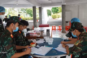 Les autorités de la province de Dông Thap procèdent à l’enregistrement des informations relatives aux tombes et aux échantillons des dépouilles de martyrs, en vue de la numérisation des données. Photo : VNA.