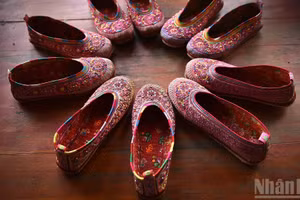 Les chaussures traditionnelles des Xa Phang se distinguent par leurs motifs minutieusement brodés à la main. (Photo : VU LINH)