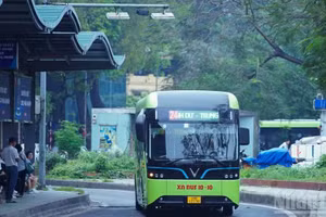 De nombreuses lignes d’autobus électriques modernes ont été mises en service, remplaçant progressivement les véhicules fonctionnant aux énergies fossiles. Photo : nhandan.vn