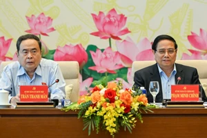 Le secrétaire du Comité du Parti du gouvernement, Premier ministre Pham Minh Chinh, et le secrétaire du Comité du Parti de l’AN, président de l’AN Tran Thanh Man, coprésident la conférence. Photo: nhandan.vn