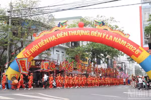 La procession de la Déesse Mère traverse les principales artères du quartier de Minh Xuan. Photo : nhandan.vn