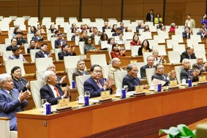 Le président de l’Assemblée nationale, Tran Thanh Man, et les délégués lors de la rencontre. Photo : VNA
