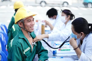 Les activités de soutien matériel et moral ont été pensées comme une fête dédiée à l’hommage rendu aux travailleurs. Photo: nhandan.vn