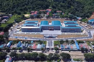 Vue d’ensemble de l’internat polyvalent de Phong Tho, pratiquement achevé après près de huit mois de travaux ininterrompus et prêt à être inauguré.
