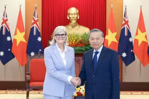 Le secrétaire général du Comité central du Parti communiste du Vietnam et président vietnamien, To Lam, et la gouverneure générale d’Australie, Sam Mostyn. Photo : VNA.
