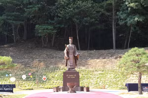 La statue du roi Ly Thai To installée dans le district de Bonghwa, province du Gyeongsang du Nord. Photo : VNA. 
