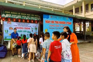 Programme « Échanger des déchets contre des cadeaux » à l’école primaire Hoa Phuoc, à Da Nang . Photo : VOV.