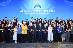 Le ministre des Affaires étrangères, Le Hoai Trung, aux côtés des délégués participant à la séance de clôture. Photo : nhandan.vn