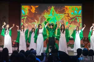 Le spectacle « Cô Đôi Thượng Ngàn » (figure spirituelle du culte vietnamien des Déesses-Mères, associée aux forêts et aux montagnes), mis en scène et interprété par de jeunes Vietnamiens, a suscité un vif enthousiasme parmi le public.
