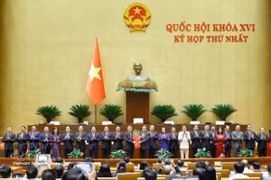 Le président de l’Assemblée nationale, Tran Thanh Man, remet des fleurs de félicitations au Premier ministre, aux vice-Premiers ministres, aux ministres et aux autres membres du gouvernement du mandat 2026-2031. Photo : VNA.