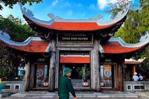 Le portail d’entrée de la pagode Nam Huyen.