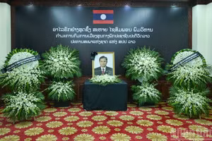 La cérémonie de recueillement en hommage à Saysomphone Phomvihane, président de l’Assemblée nationale de la République démocratique populaire lao, s’est tenue solennellement à l’ambassade du Laos au Vietnam.