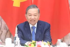 Le secrétaire général du PCV et président de la République To Lam s’entretient avec le président de la Confédération suisse Guy Parmelin. Photo : nhandan.vn