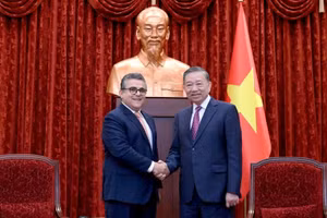 Le secrétaire général du Parti et président vietnamien, To Lam, et l’ambassadeur de l’État de Palestine, Saadi Salama, lors de l’entretien. (Photo : nhandan.vn)