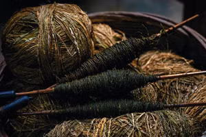 Des écheveaux de fibres de lin, filées et préparées entièrement à la main. Photo: vietnamnet.vn