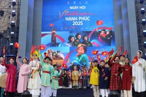 Reconstitution des costumes vietnamiens à travers les époques lors du Vietnam Happy Fest 2025. Photo : nhandan.vn