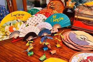 Les éventails de Chang Son se déclinent en de nombreux modèles et styles, attirant les visiteurs venus les découvrir. Photo : congthuong.vn