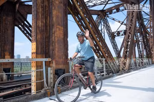 Le pont Long Bien a retrouvé un nouveau visage après deux mois de calme consacrés aux travaux d’entretien. Photo : nhandan.vn