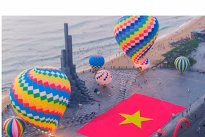 Les deux montgolfières captives ont un diamètre d’environ 23 mètres et une hauteur de 39 mètres, pouvant transporter de 10 à 12 personnes par vol. Photo : vtcnews.vn