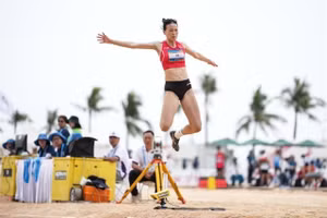 Ha Thi Thuy Hang (Vietnam) en compétition lors de la finale du saut en longueur féminin d'athlétisme de plage aux sixièmes Jeux asiatiques de plage à Sanya, dans la province de Hainan (sud de la Chine), le 24 avril. Photo : XINHUA/VNA