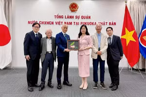 La consule générale Trinh Thi Mai Phuong reçoit et travaille avec une délégation de l’Association d’amitié Japon-Vietnam, section de Fukuoka. (Photo : Consulat général du Vietnam à Fukuoka)