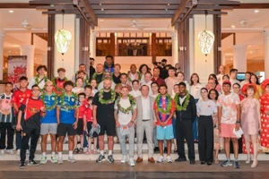 Deux légendes de Manchester United et du football anglais sont arrivées à Da Nang dans la soirée du 25 juin. Photo : nhandan.vn