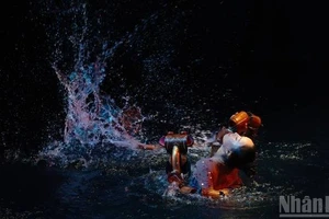 Lorsque le fracas de l’eau éclate et que la lumière perce l’obscurité, le public entre dans un rêve – un espace où l’art de la marionnette cesse d’être confiné. Photo : nhandan.vn