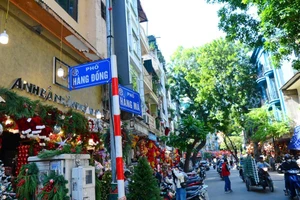 La rue Hang Ma est devenue plus dégagée et mieux ordonnée après l’intervention des autorités pour remettre de l’ordre et prévenir l’empiétement des trottoirs. Photo : baovanhoa.vn