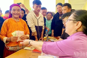 « Les communes frontalières de la province de Tuyên Quang ont essentiellement achevé la distribution des cadeaux du Tết de l’Indépendance à la population ». Photo: nhandan.vn