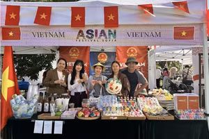 Les diplomates, employés et conjoints de l’ambassade du Vietnam en Bulgarie ont participé à la promotion de la culture vietnamienne lors de l’événement. (Source : Ambassade du Vietnam en Bulgarie)