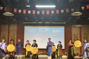 Le chant quan họ est considéré par les enseignants comme un outil efficace pour l’enseignement du vietnamien aux publics internationaux. Photo : VNA