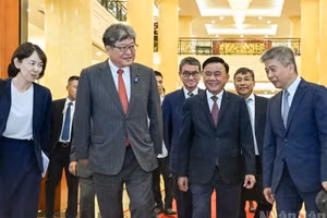 Tran Cam Tu, permanent du Secrétariat du Parti, et Hagiuda Koichi, secrétaire général par intérim du Parti libéral-démocrate du Japon (LDP). (Photo : Duy Linh)