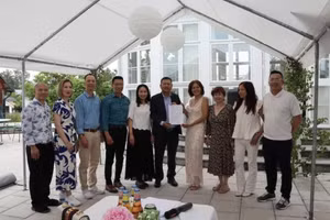 L’ambassadeur Tran Van Tuan remet la décision portant création du Club des enseignants de vietnamien en Suède. Photo: baoquocte.vn