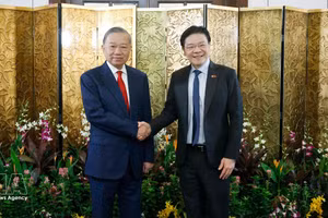 Le secrétaire général du Parti communiste du Vietnam (PCV) et président vietnamien, To Lam (gauche), et le Premier ministre singapourien, Lawrence Wong. Photo : VNA.