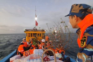 Le navire 628 de la Brigade 161 (Commandement naval de la Région 3) a acheminé « le Têt de l’affection » aux forces armées et à la population des deux districts insulaires de Con Co, province de Quang Tri et de Ly Son, province de Quang Ngai. Photo : nhandan.vn