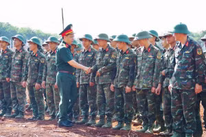 [Photo] Le Corps d’armée 34 mobilisé pour achever la construction d’écoles avec internat intercycles dans la zone frontalière de Gia Lai