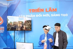 Des visiteurs découvrent les démonstrations technologiques présentées lors de l'exposition organisée dans le cadre du Festival de l'entrepreneuriat innovant de la ville de Da Nang (SURF 2025). Photo : VNA