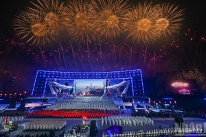 Des feux d’artifice illuminent le ciel de la capitale Hanoï pour célébrer le succès du XIVᵉ Congrès national du Parti communiste du Vietnam. Photo: nhandan.vn