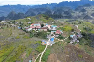 Vu du ciel, le village de Khau Vai apparaît au milieu d’une succession de montagnes rocheuses. Photo : tienphong.vn
