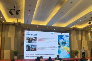 Un représentant d’un groupe d’auteurs présente le projet lors de la cérémonie de clôture. Photo: nhandan.vn