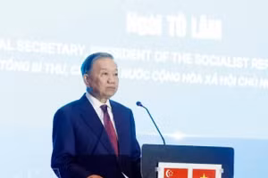 Le secrétaire général du Parti communiste et président vietnamien, Tô Lâm s'exprime au Forum de connexion technologique Vietnam-Singapour, placé sous le thème : « Du partenariat stratégique aux plateformes industrielles, d’innovation et de développement durable de nouvelle génération ». Photo : VNA