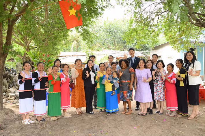 Les délégués rendent visite aux ménages bénéficiaires du projet à Ninh Thuân. Photo : ONU Femmes.