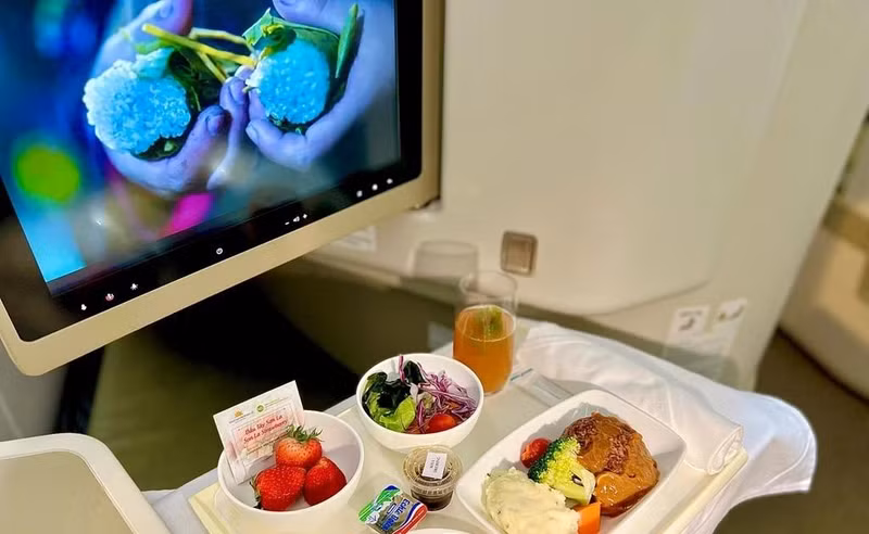 Vietnam Airlines met des spécialités agricoles locales comme des fraises, des prunes, des mangues, des litchis... à son menu à bord. Photo : VNA. 