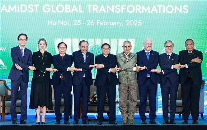 Le Premier ministre Pham Minh Chinh (au centre), le Premier ministre malaisien Anwar bin Ibrahim, le Premier ministre néo-zélandais Christopher Luxon, le président du Timor-Leste José Ramos-Horta et des chefs de délégations à la session plénière du Forum sur l'avenir de l'ASEAN. Photo : VNA. 